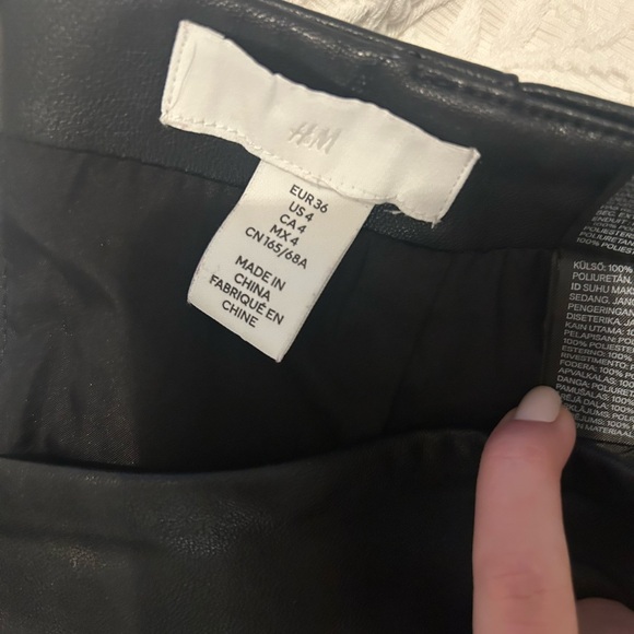 Black Faux Leather Mini Skirt H&M - Picture 3 of 3